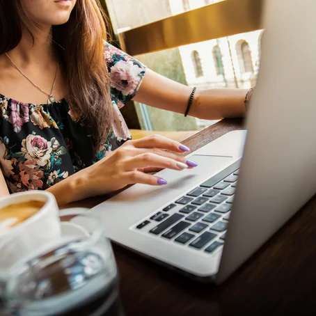 Vrouw gebruikt laptop