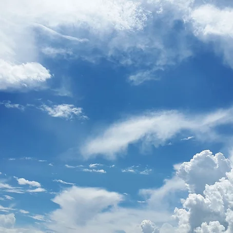 Lucht met wolken