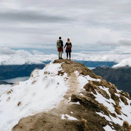 Twee mensen op een bergtop