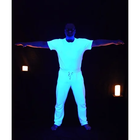 Witte kleren lichten op door blacklight