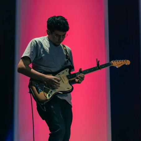 Man met elektrische gitaar