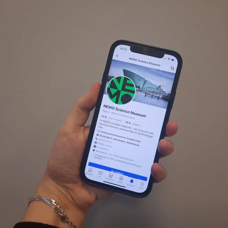 Facebook-pagina van NEMO op smartphone