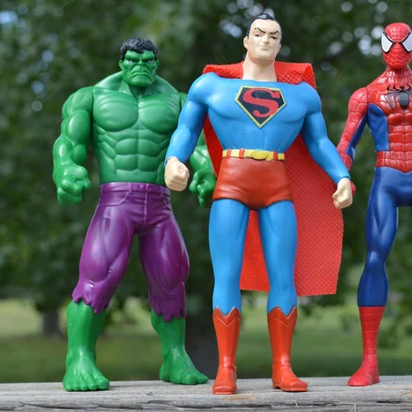 Actiefiguren van de Hulk, Superman en Spider-Man.